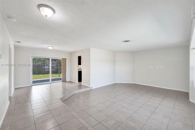 4460 NW 43rd St, Lauderdale Lakes, FL 33319