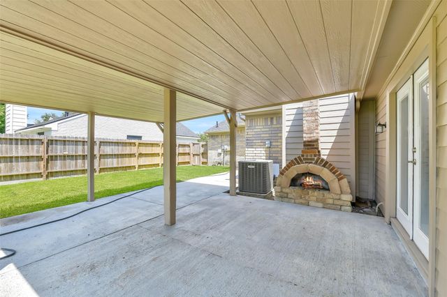 9908 Green Meadow Drive, La Porte, TX 77571