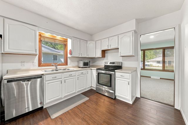 1101 Skylane Drive, Norwalk, IA 50211