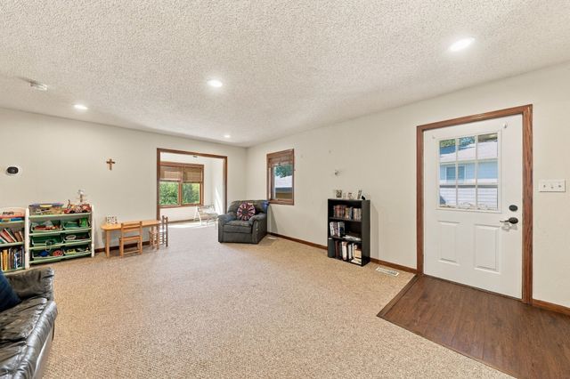 1101 Skylane Drive, Norwalk, IA 50211