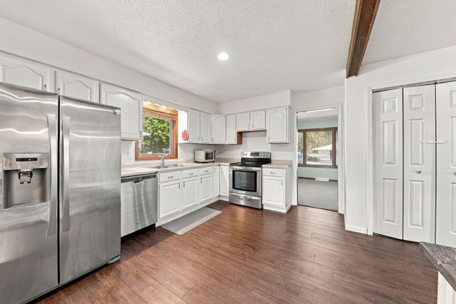 1101 Skylane Drive, Norwalk, IA 50211