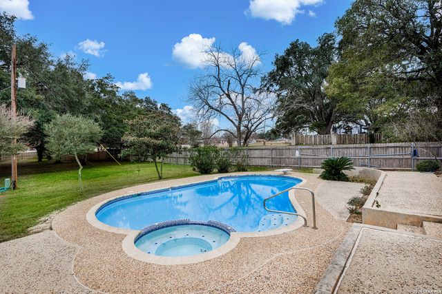 604 Elm Street, Floresville, TX 78114