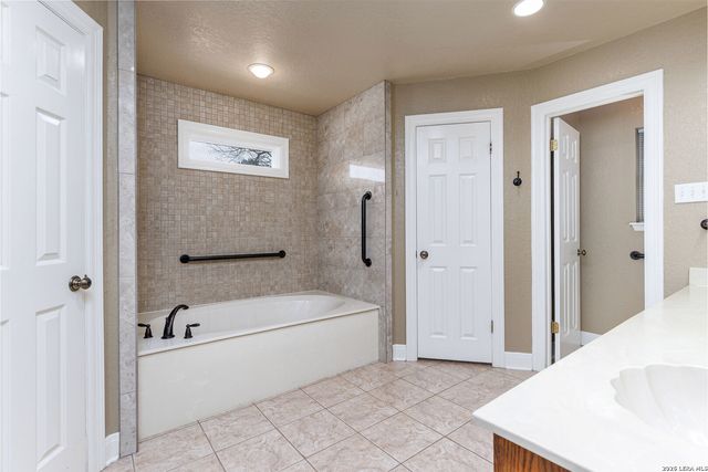 604 Elm Street, Floresville, TX 78114