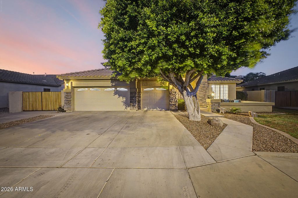 8039 W FOOTHILL Drive, Peoria, AZ 85383