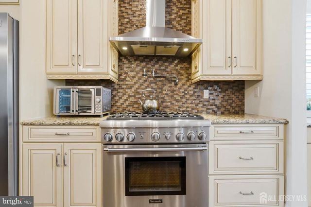 32 SCOTT DR, Monroe Township, NJ 08831