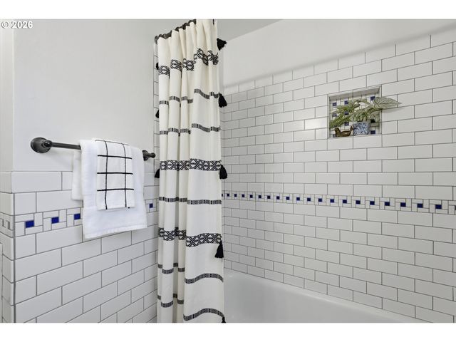 10920 Ne HANCOCK St, Portland, OR 97220