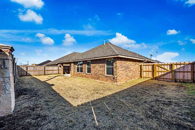 2411 SW Edinburough Dr, Lawton, OK 73505