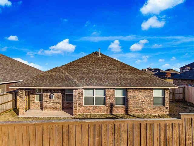 2411 SW Edinburough Dr, Lawton, OK 73505