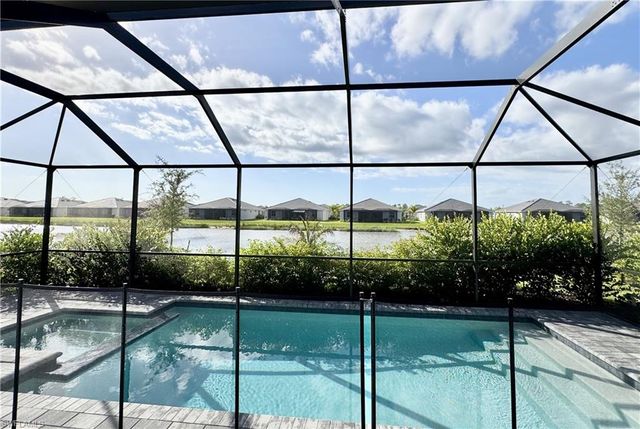 2258 Avocado LN, Naples, FL 34120