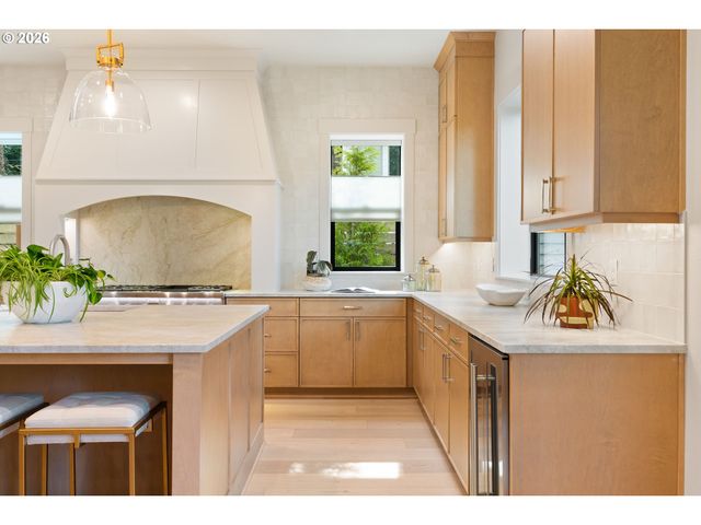 6157 SKYLINE Dr, West Linn, OR 97068