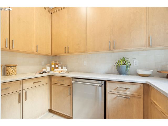 6157 SKYLINE Dr, West Linn, OR 97068