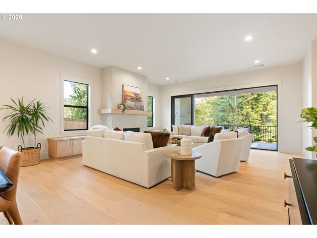 6157 SKYLINE Dr, West Linn, OR 97068