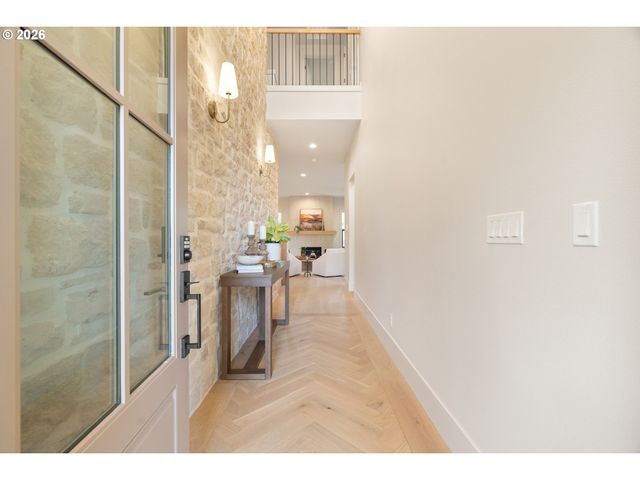 6157 SKYLINE Dr, West Linn, OR 97068