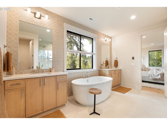 6157 SKYLINE Dr, West Linn, OR 97068