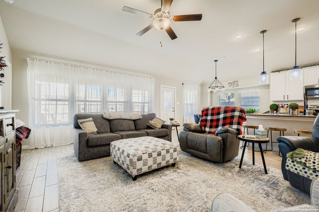 1100 River Wood, Seguin, TX 78155