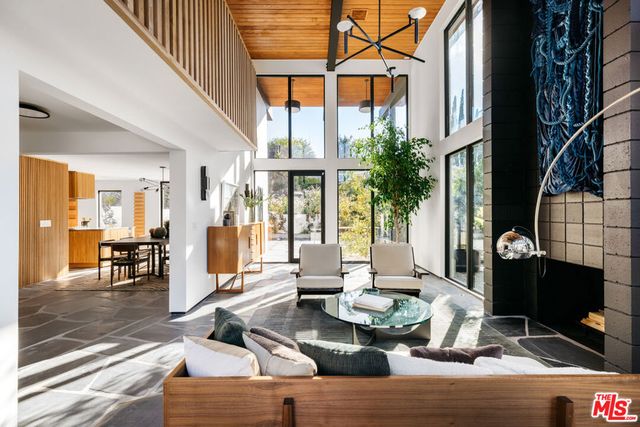 11558 DUQUE Drive, Studio City, CA 91604