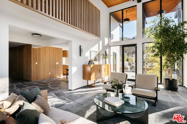11558 DUQUE Drive, Studio City, CA 91604