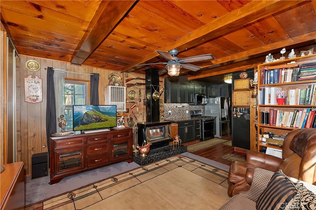 Image 11 of property listing at 571 Pine Lane, Sugarloaf, CA 92386