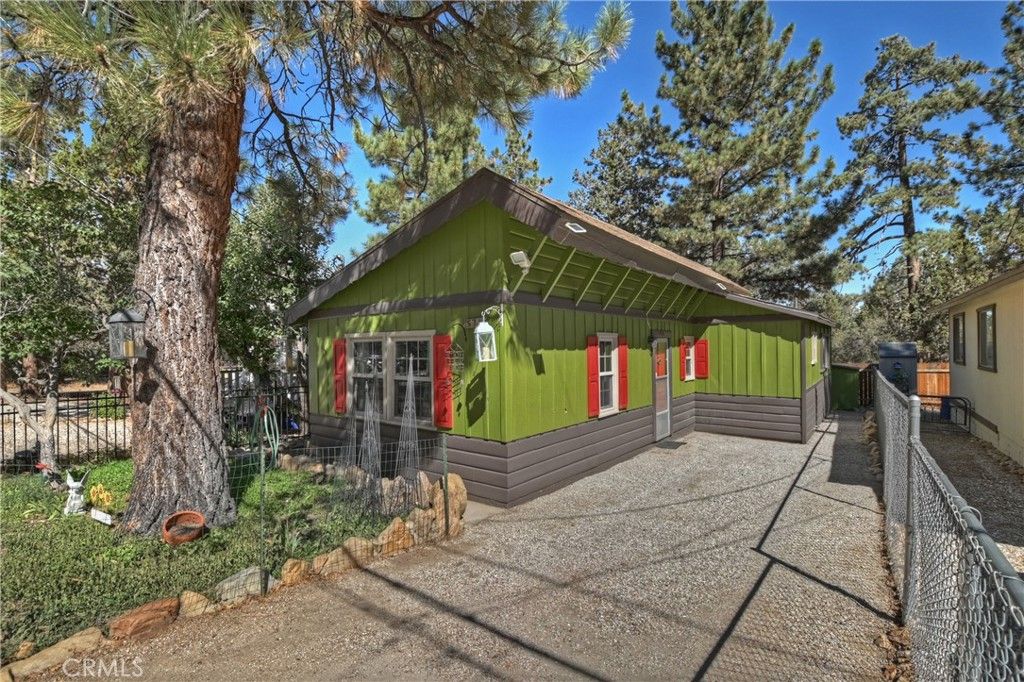 Image 2 of property listing at 571 Pine Lane, Sugarloaf, CA 92386