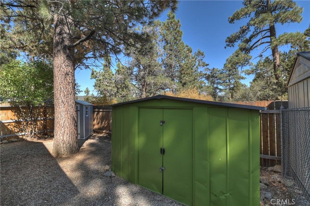 Image 29 of property listing at 571 Pine Lane, Sugarloaf, CA 92386