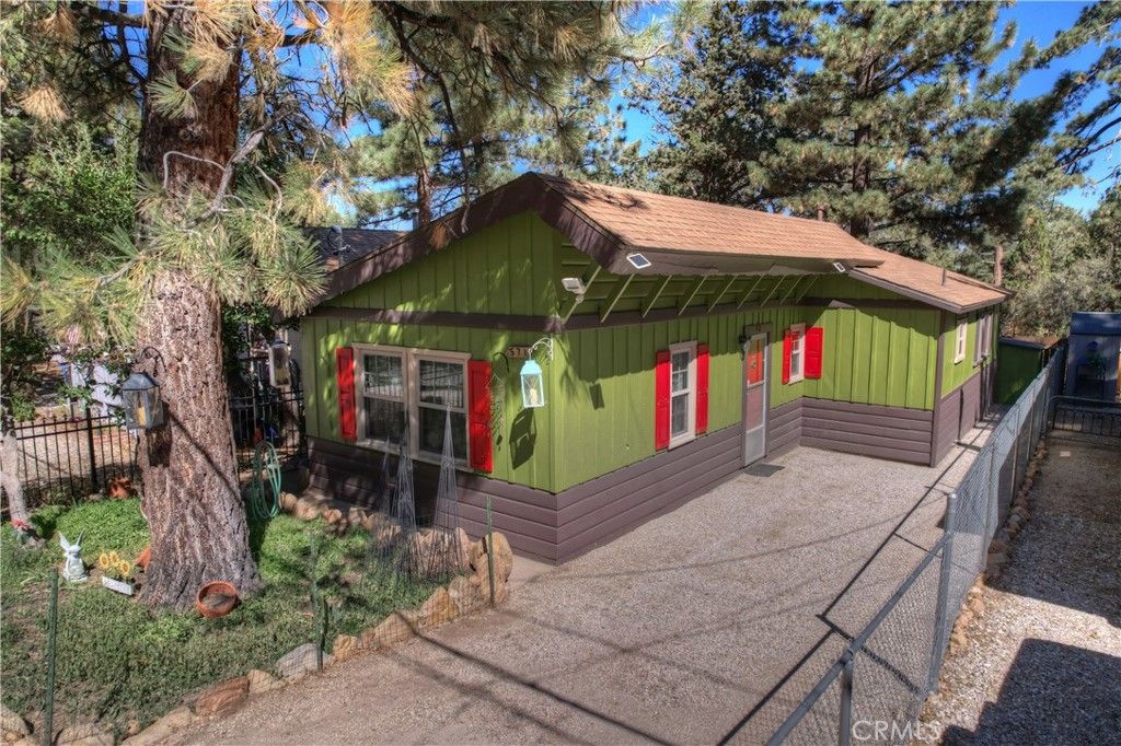 Image 3 of property listing at 571 Pine Lane, Sugarloaf, CA 92386