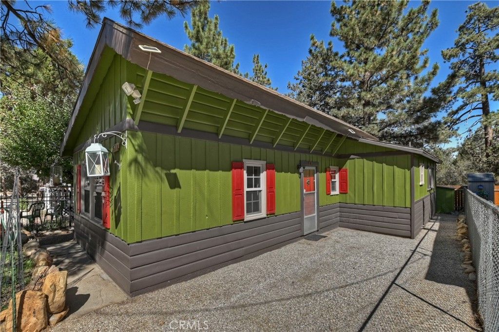 Image 4 of property listing at 571 Pine Lane, Sugarloaf, CA 92386