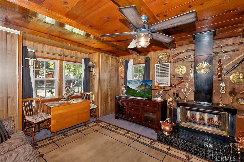 Image 9 of property listing at 571 Pine Lane, Sugarloaf, CA 92386
