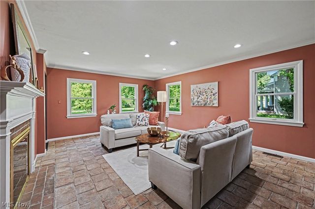 1 Deerfield Drive, Chagrin Falls, OH 44022