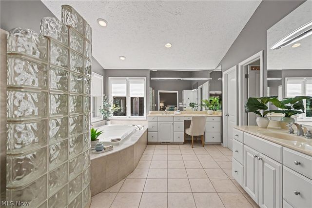1 Deerfield Drive, Chagrin Falls, OH 44022