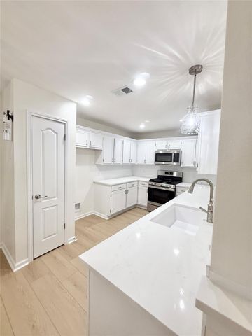 236 Almond Drive, Lake Jackson, TX 77566
