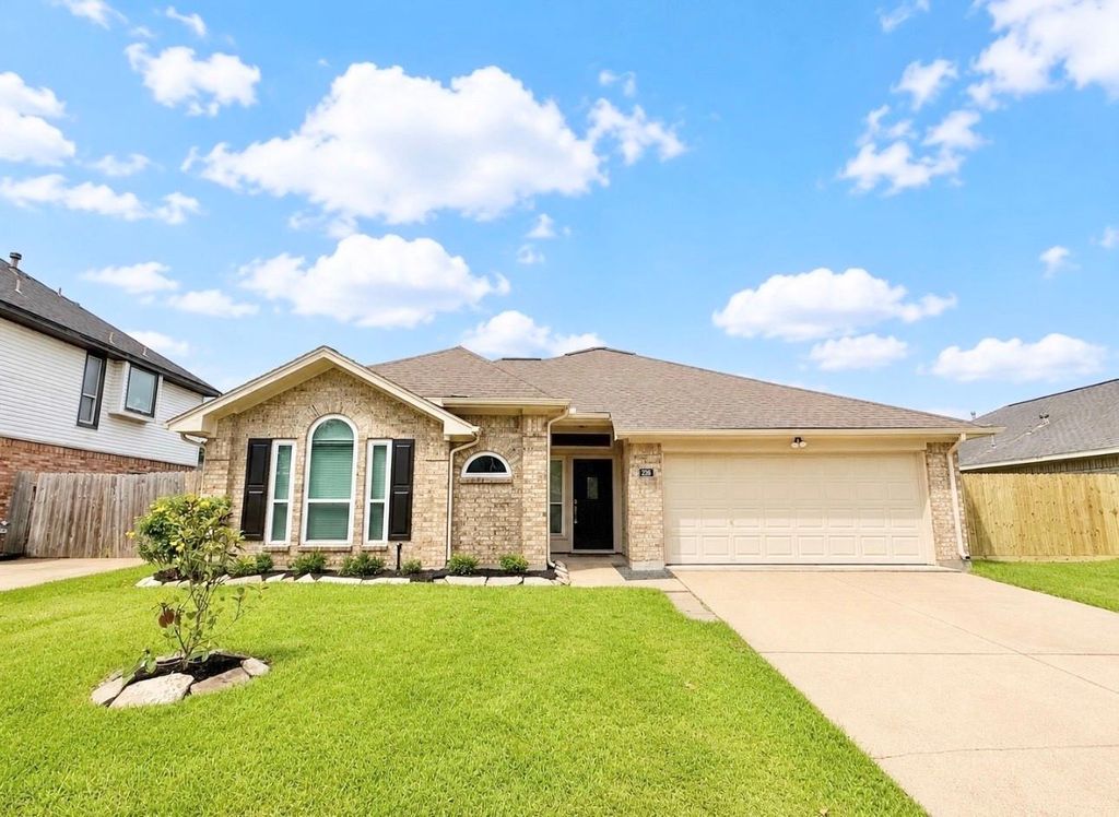 236 Almond Drive, Lake Jackson, TX 77566