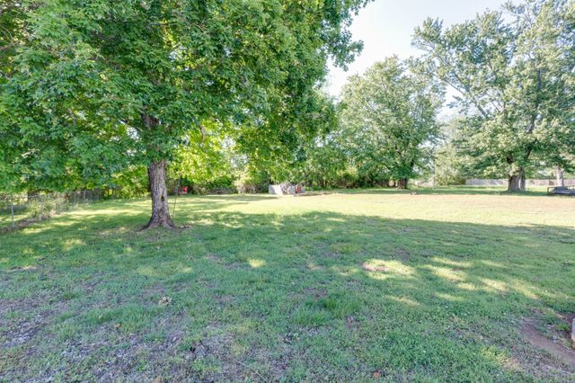 235 Sterling Rd, Hendersonville, TN 37075