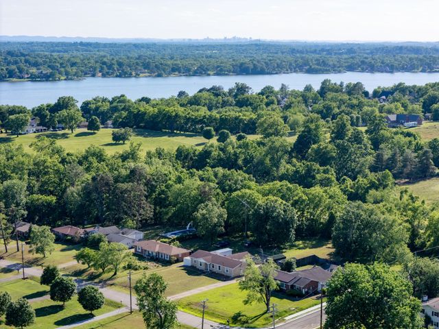 235 Sterling Rd, Hendersonville, TN 37075