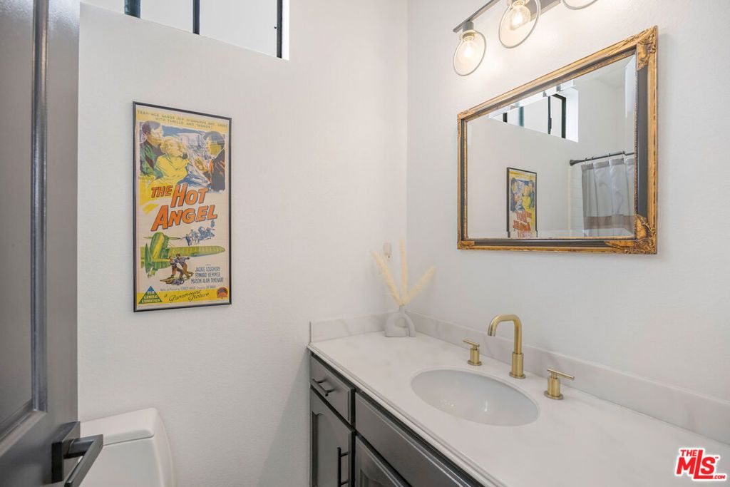 Image 10 of property listing at 11982 Kiowa Avenue 307, Los Angeles, CA 90049