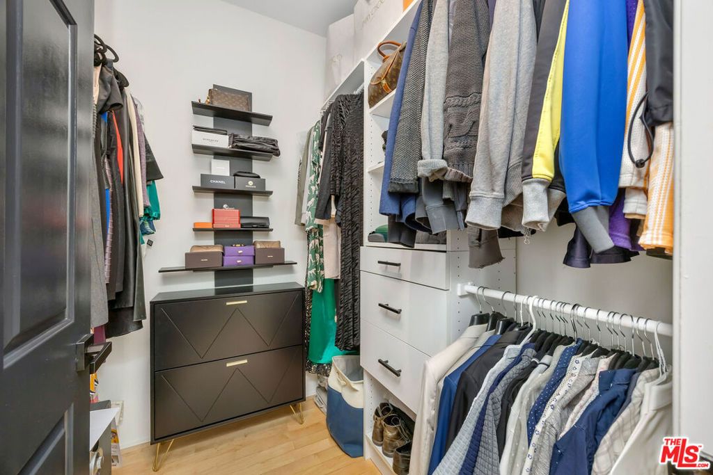 Image 13 of property listing at 11982 Kiowa Avenue 307, Los Angeles, CA 90049