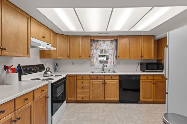 2165 Crestbrook Road, Medford, OR 97504