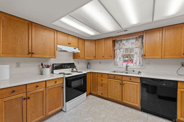 2165 Crestbrook Road, Medford, OR 97504