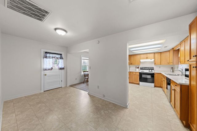 2165 Crestbrook Road, Medford, OR 97504