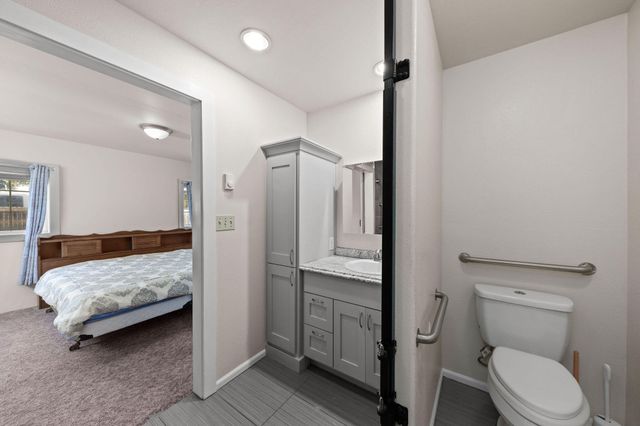 2165 Crestbrook Road, Medford, OR 97504