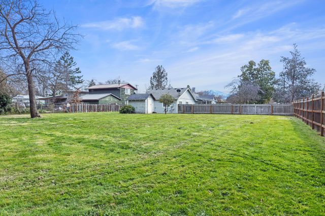 2165 Crestbrook Road, Medford, OR 97504