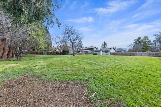 2165 Crestbrook Road, Medford, OR 97504