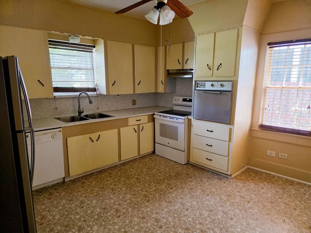 200 Rogers, Henderson, TX 75654