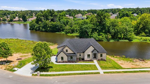 7612 S Shoreline Blvd, Benton, AR 72019