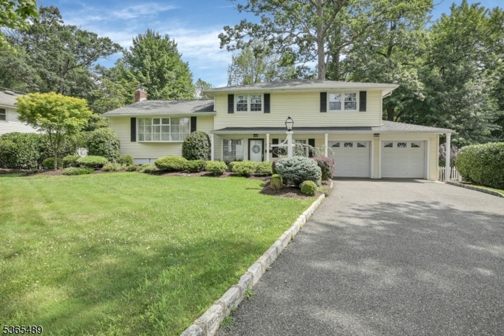 8 Manor Rd, Livingston Twp., NJ 07039