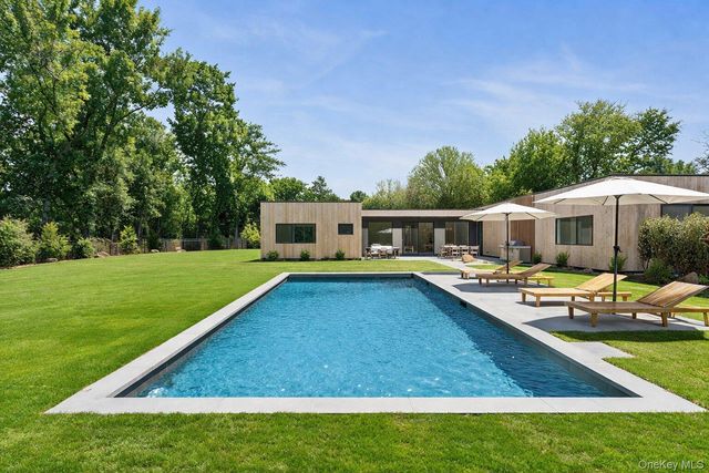 32 School Street, East Hampton, NY 11937