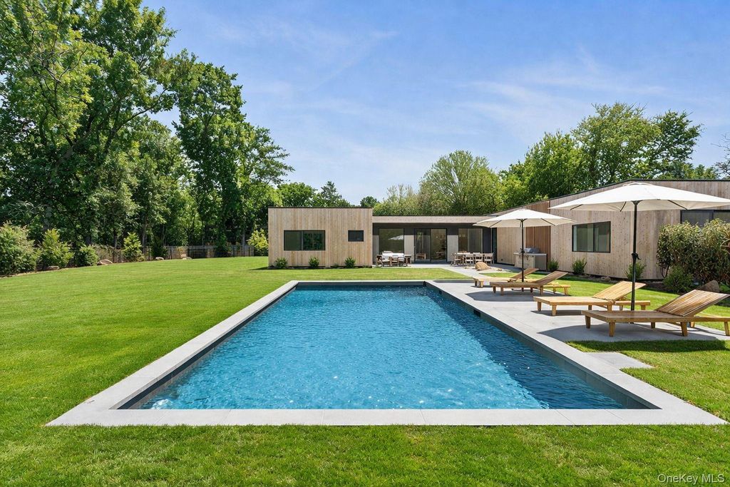 32 School Street, East Hampton, NY 11937
