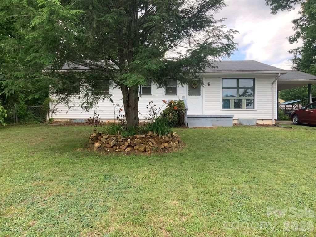 37 HARTSHORN Drive, Candler, NC 28715
