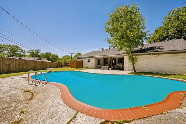 625 Caduceus Lane, Hurst, TX 76053