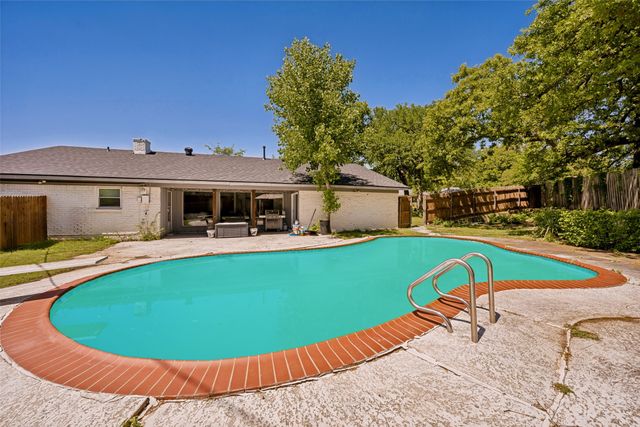 625 Caduceus Lane, Hurst, TX 76053