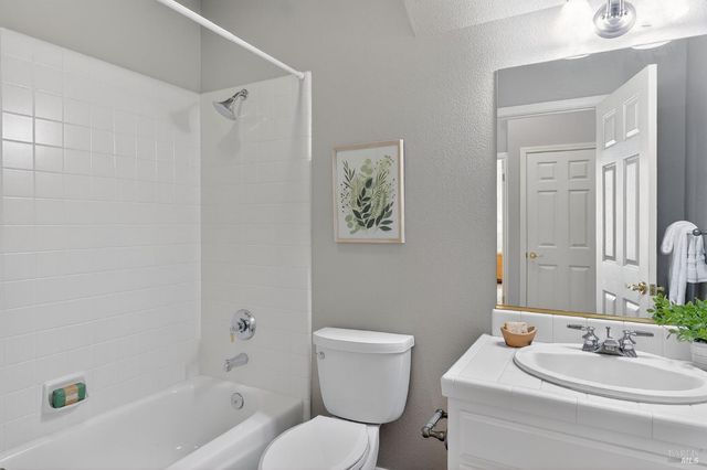 10 Makena Ct, Petaluma, CA 94954